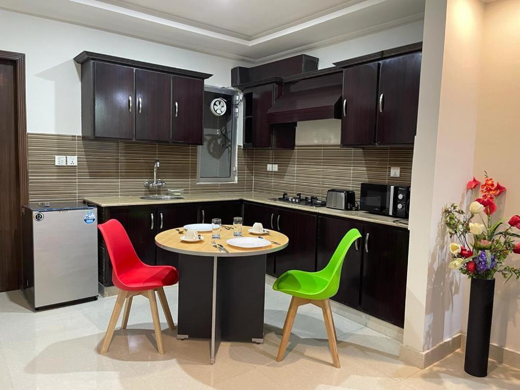 Marine Tower Apartment Равалпинди Екстериор снимка